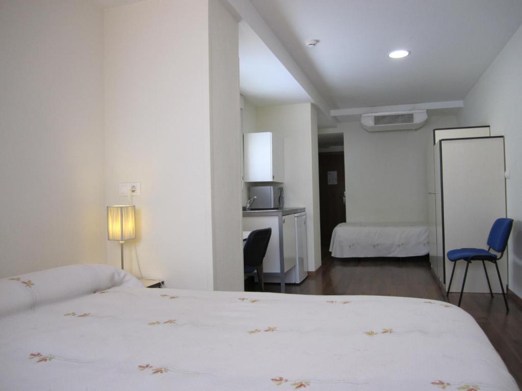 Hostal El Estudio Алманса Стая снимка